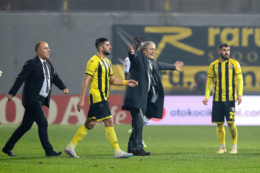 Футболен шеф извади отбора си от терена в Турция