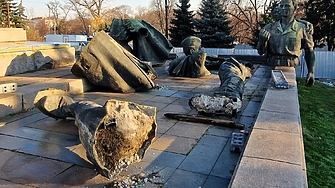 Основната скулптурна група на Паметника на Съветската армия ПСА вече