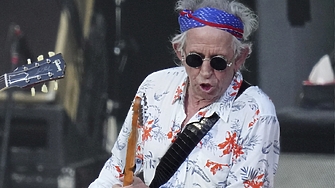 Рифовете му на китара са гениални  Но в последните хм 20 30