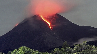 Единадесет катерачи бяха открити мъртви днес след изригването на вулкана