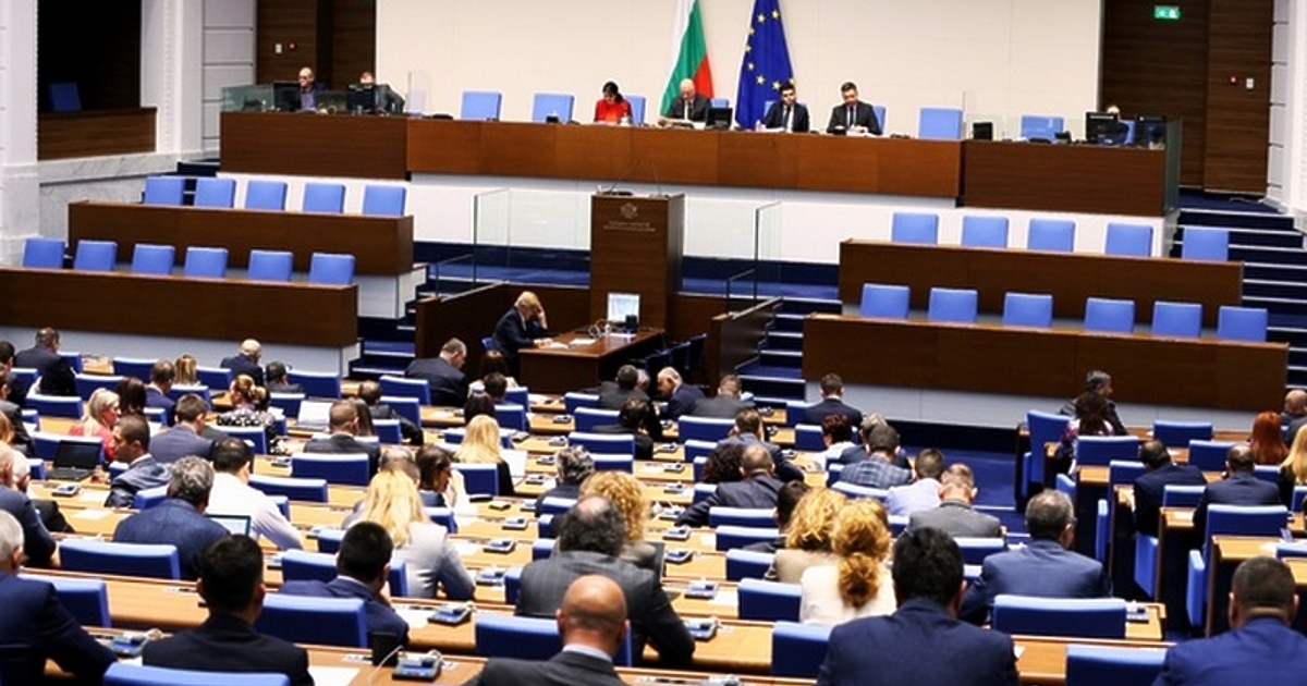 Със 171 гласа за, 34 против и двама въздържал се  парламентът