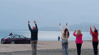 Трагикомичен случай при който луксозна и доста ниска лимузина Jaguar