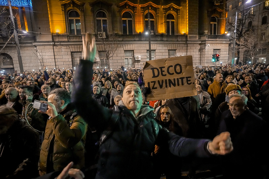 Опозиционери в Сърбия обявиха гладна стачка. Стотици протестираха в Белград (ВИДЕО)