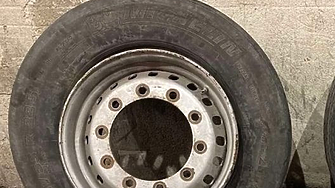 Кой реже гумите на колите около Женския пазар