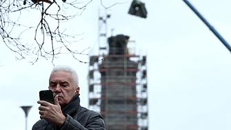 И в съботния снежен ден продължи демонтажа на поставените най високо