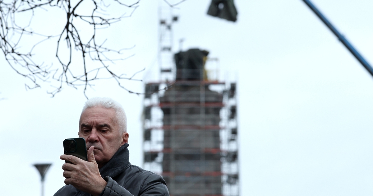 И в съботния снежен ден продължи демонтажа на поставените най-високо