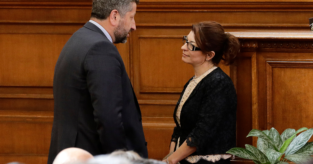 По екраните в България преди дни тръгна филмът Клети създания“,