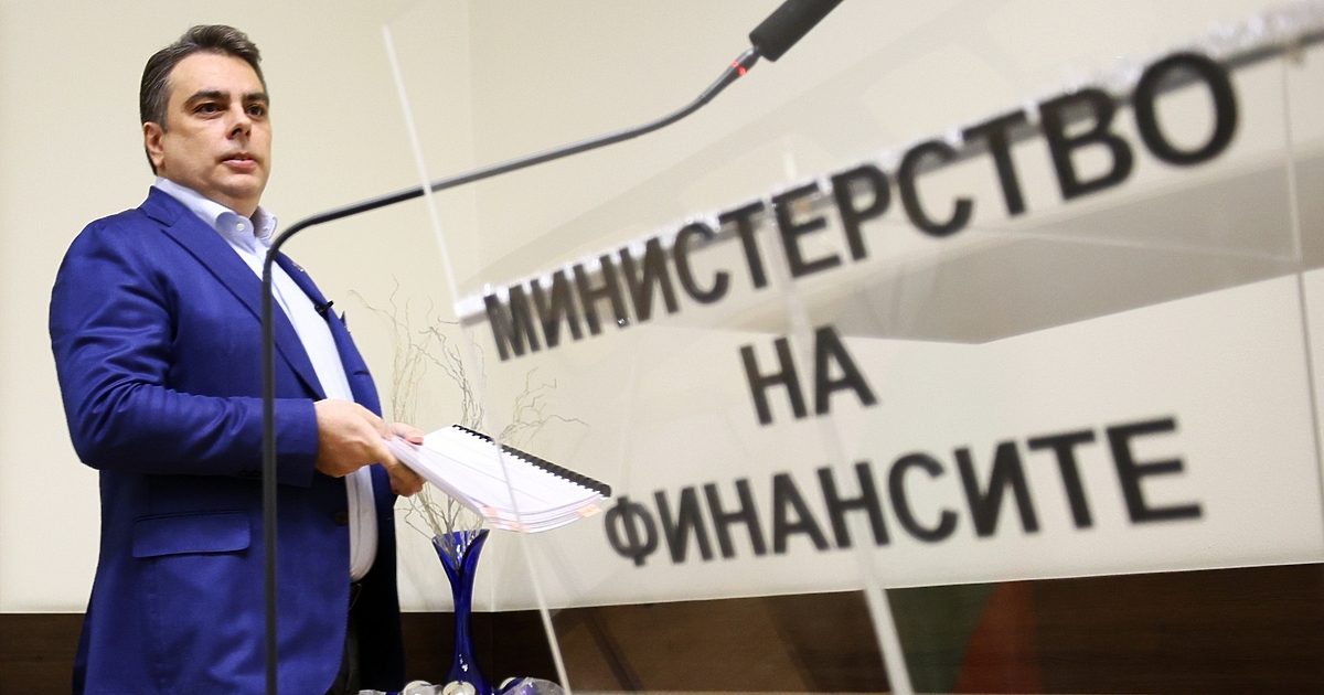 Не били компютри, а компоти.Така финансовият министър Асен Василев коментира