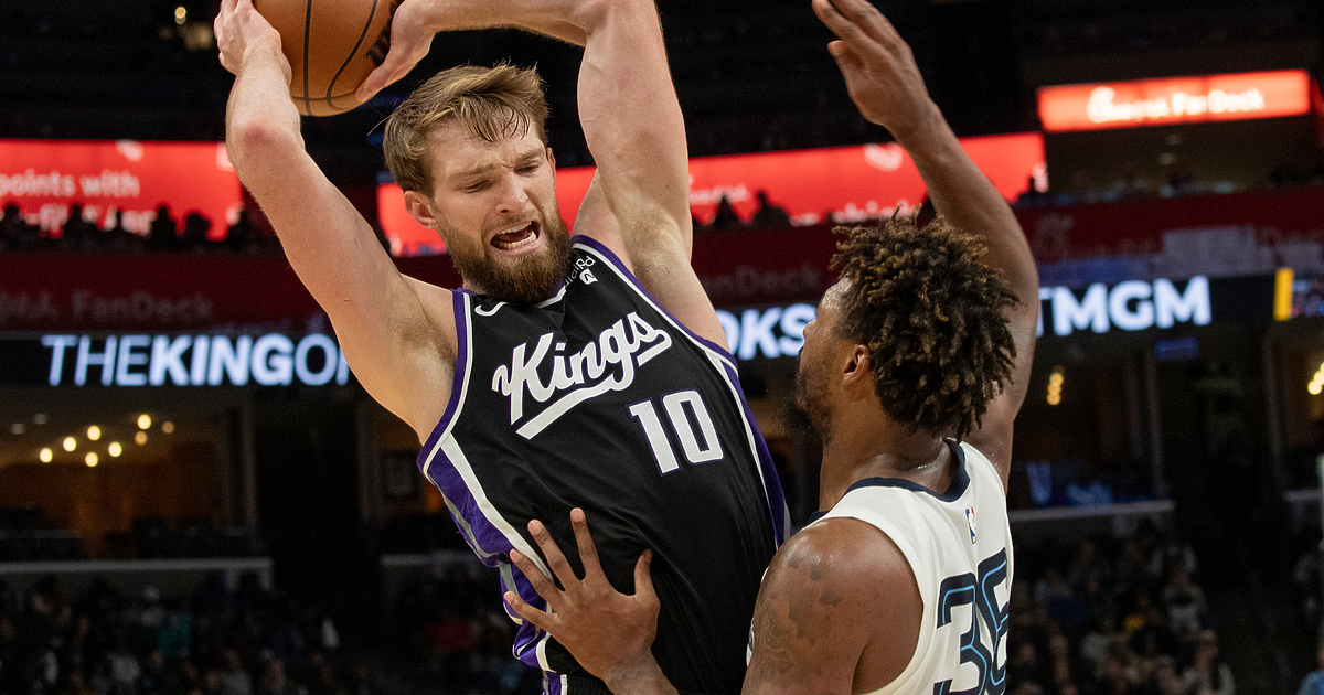 Александър Везенков вкара две точки и овладя една борба при