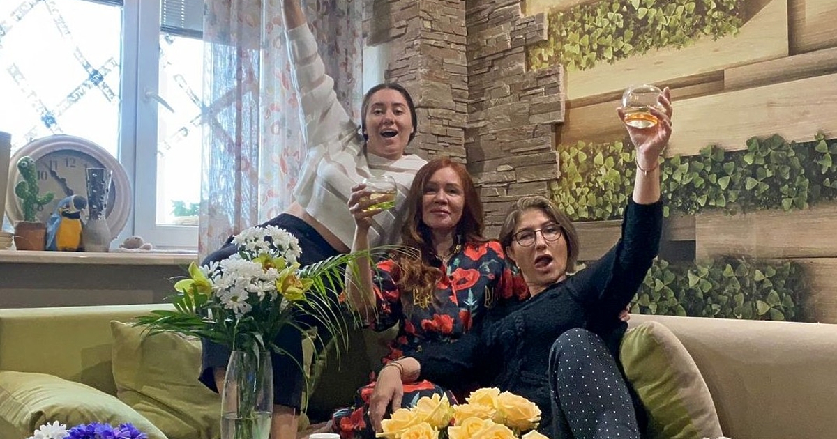 Aнна Гин е журналистка и писателка, живее в украинския град Харкив. Тя