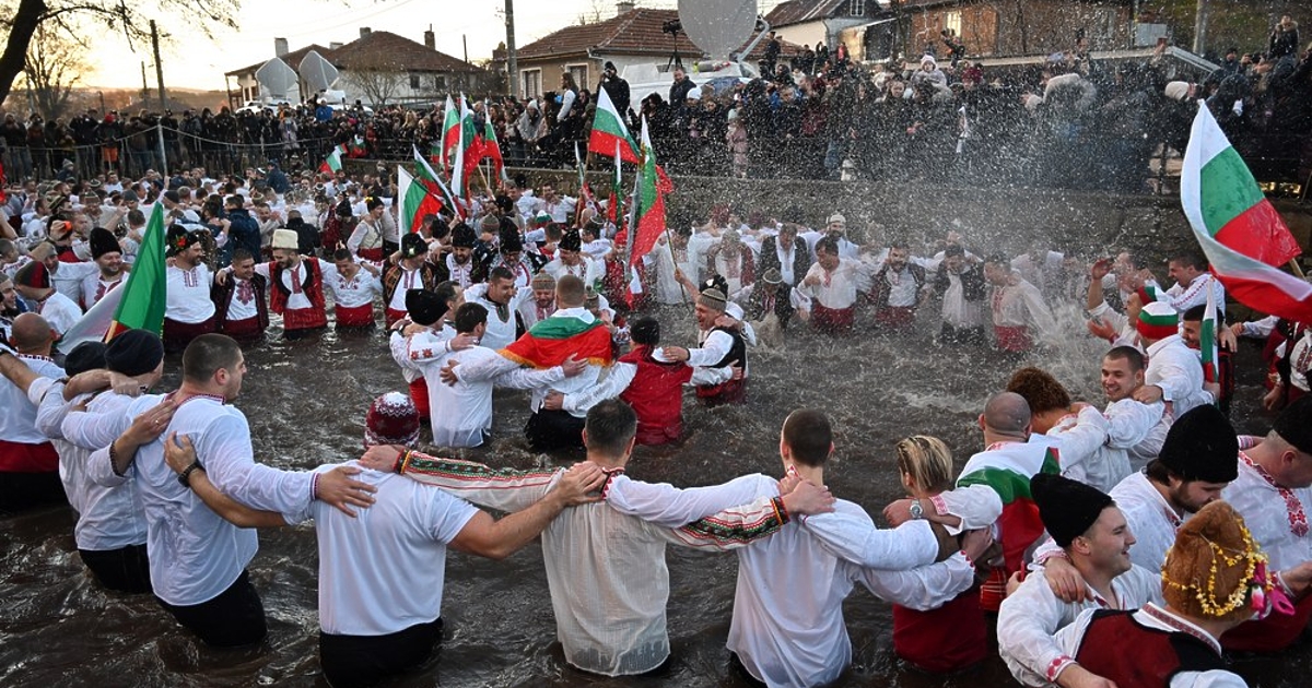 На Йордановден имен ден имат над 128 хиляди българи.Празнува се