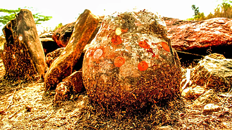 Каменна топка която от векове е почитана като божествена от