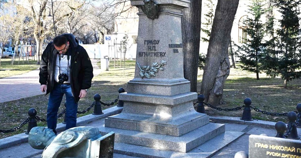 Бюстът на граф Игнатиев във Варна е намерен съборен от