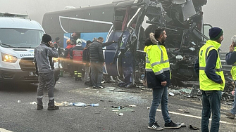 Поне 10 загинаха, а над 50 бяха ранени при верижна катастрофа в Турция
