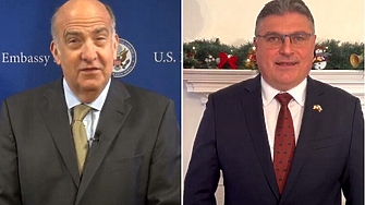 Американският посланик в България Кенет Мертен и българският посланик във