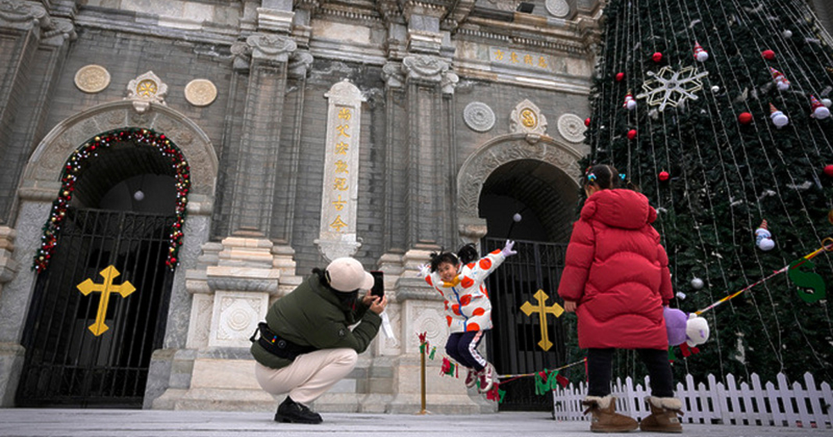 Огромни коледни елхи, отрупани със светлини, гирлянди и кутии с