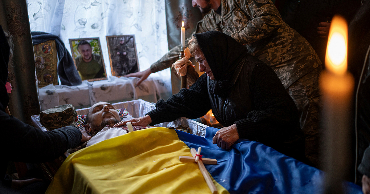 Анна Гин е журналистка и писателка, живее в украинския град Харкив. Тя