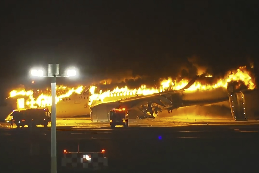 Петима загинаха при сблъсък на самолети на летище в Токио (ВИДЕО+СНИМКИ)