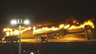 Петима души загинаха след като пътнически самолет и самолет на