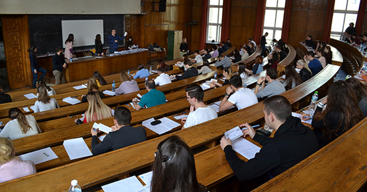 Предложението на правителството да се премахнат таксите за студентите и