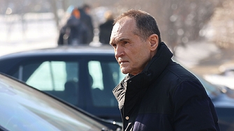Бизнесменът Васил Божков дойде в сградата на Националната следствена служба  заедно