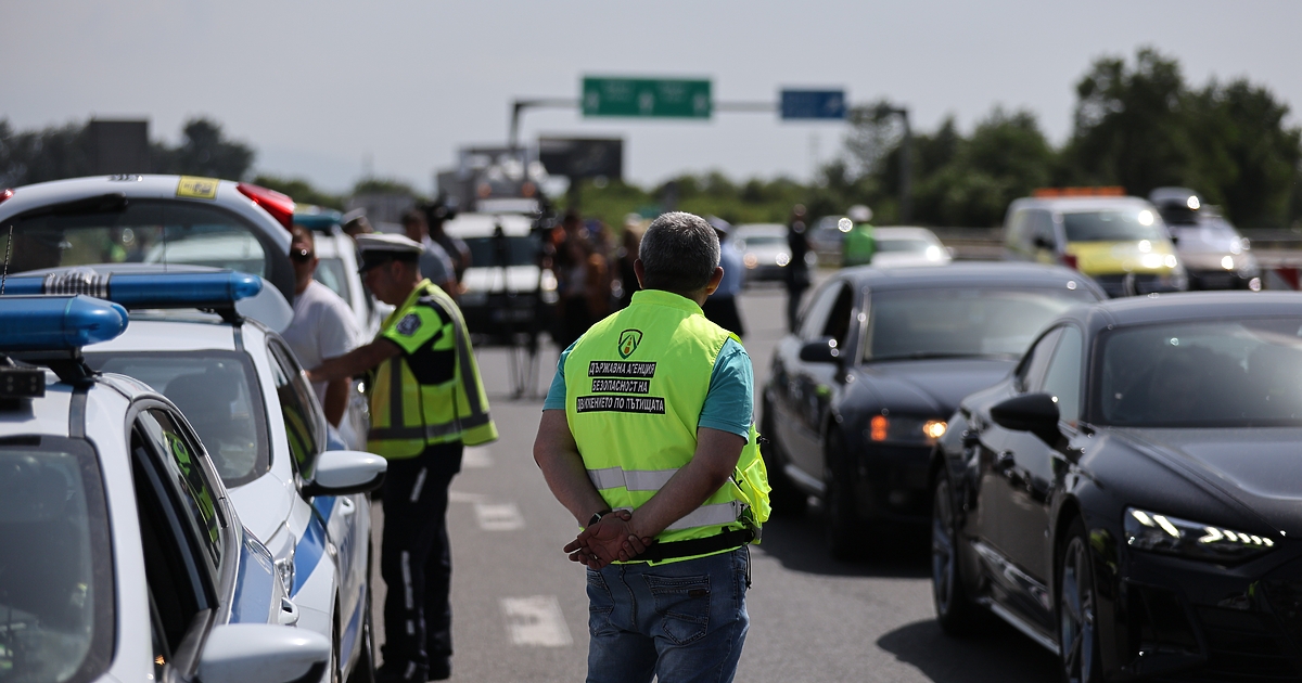 Четирима полицаи са задържани за приемане на подкуп днес, съобщи