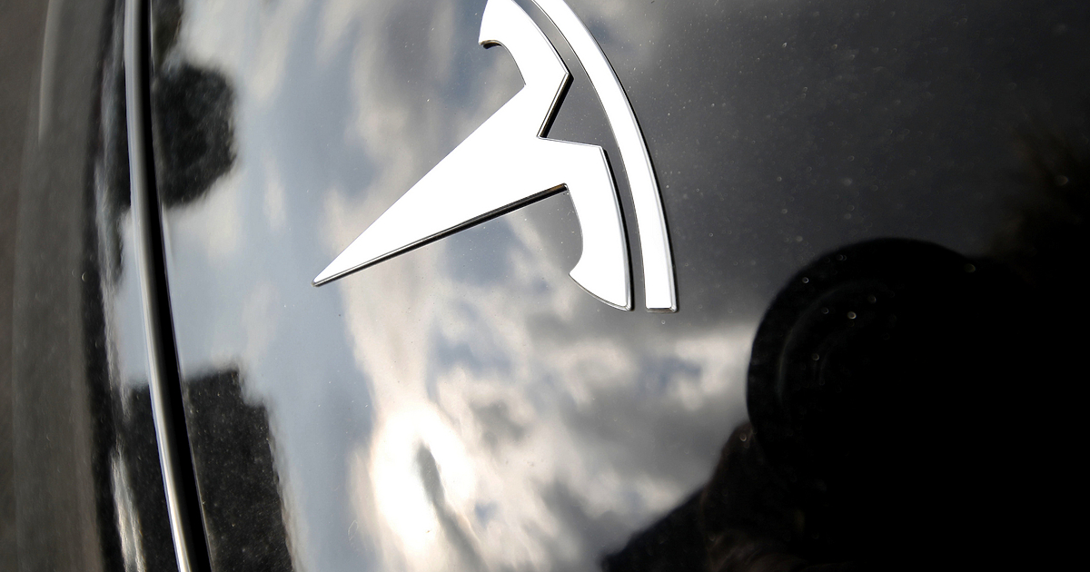 Американският производител на електромобили Тесла (Tesla) е уведомил свои доставчици,