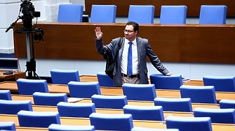 Парламентарната шефка на ГЕРБ Десислава Атанасова бе освободена днес като