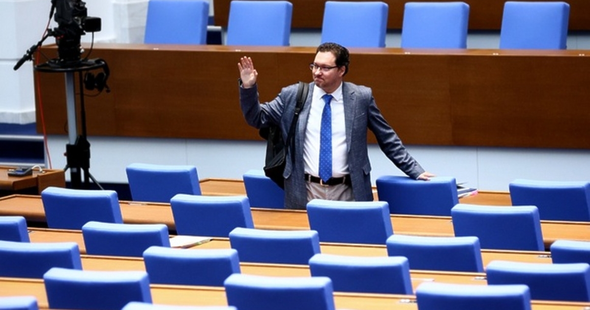 Парламентарната шефка на ГЕРБ Десислава Атанасова бе освободена днес като