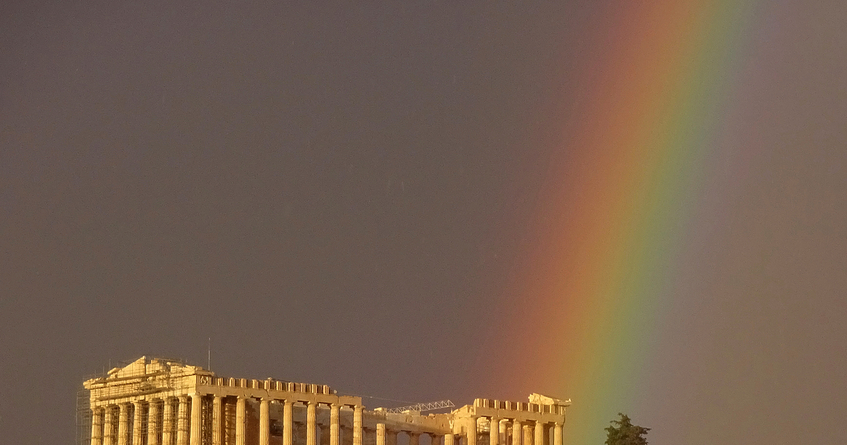 Взривно устройство избухна в центъра на гръцката столица Атина, пред
