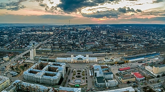 Анна Гин е журналистка и писателка живее в украинския град Харкив