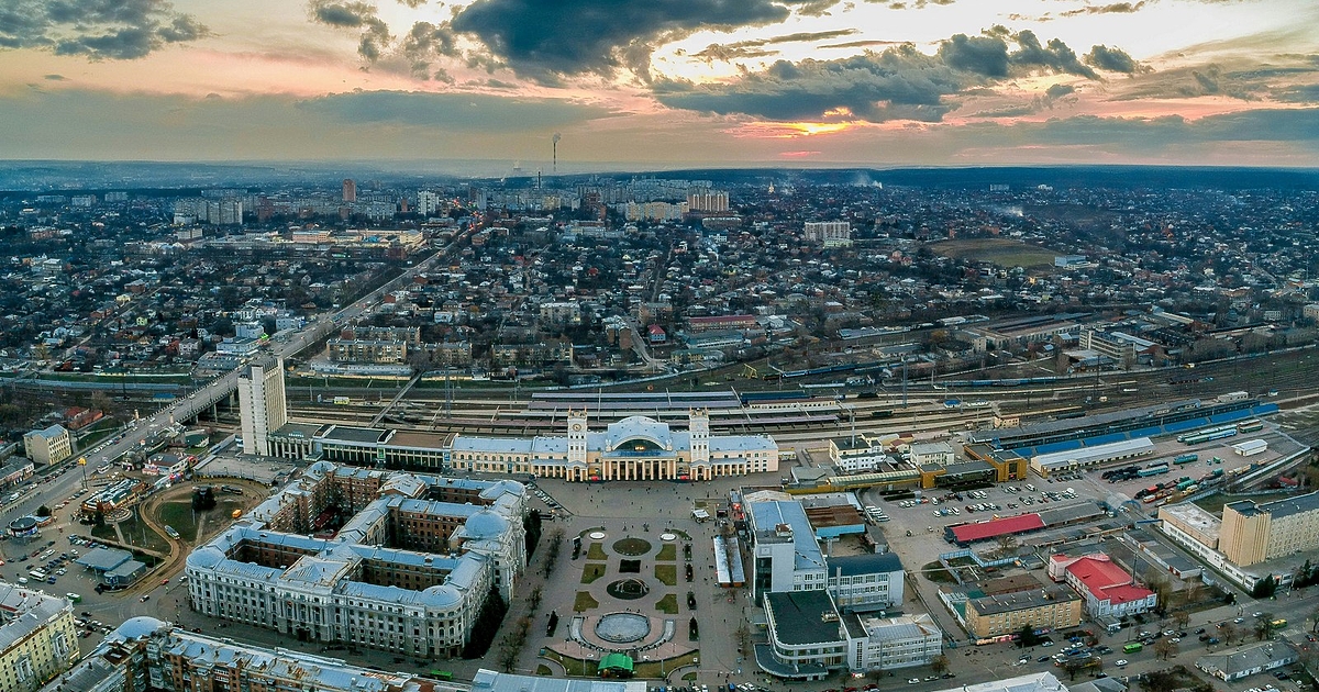 Анна Гин е журналистка и писателка, живее в украинския град Харкив.