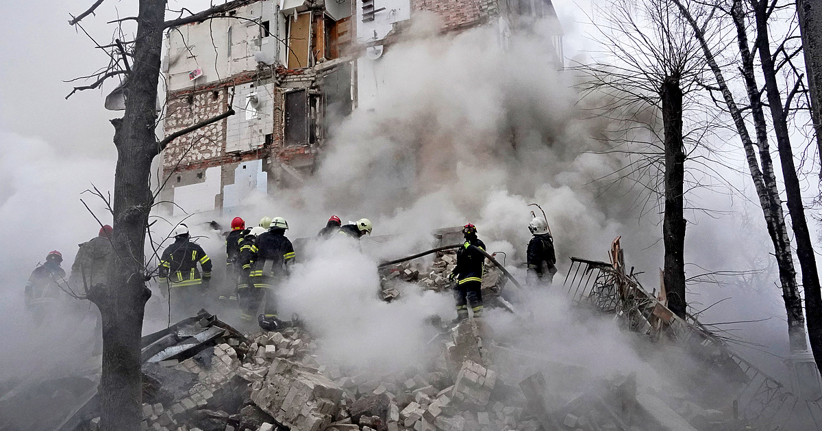 Анна Гин е журналистка и писателка, живее в украинския град Харкив.