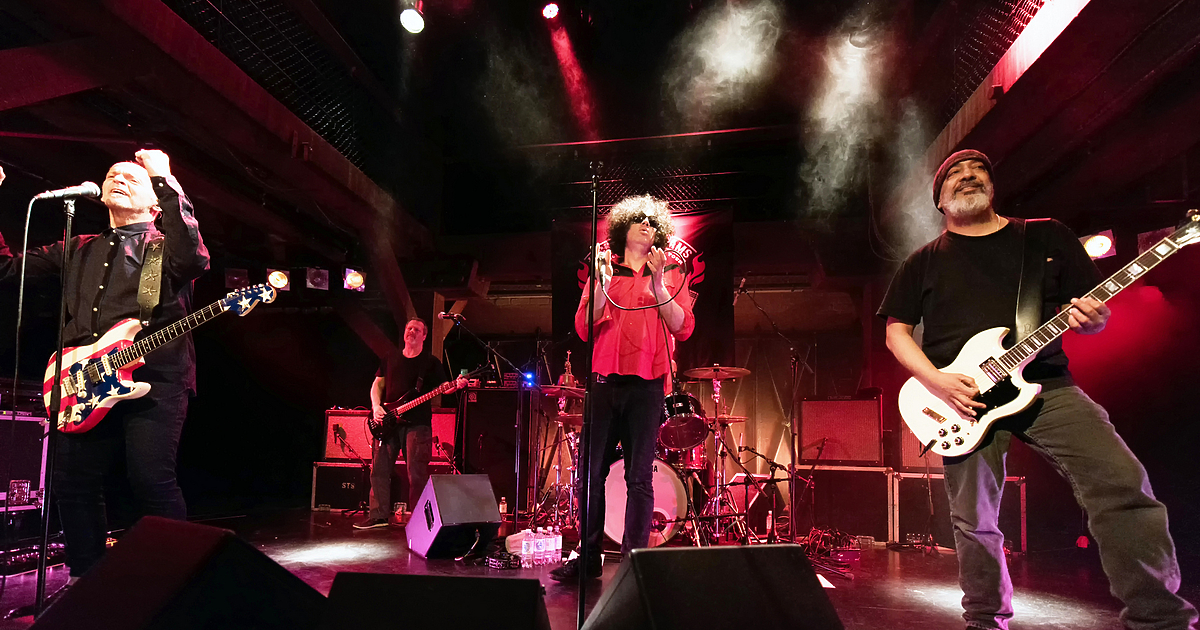 Един от основателите, китарист и вокалист на влиятелната рок/пънк група