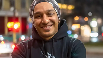 Мехран Давари е роден в Техеран На 24 години той