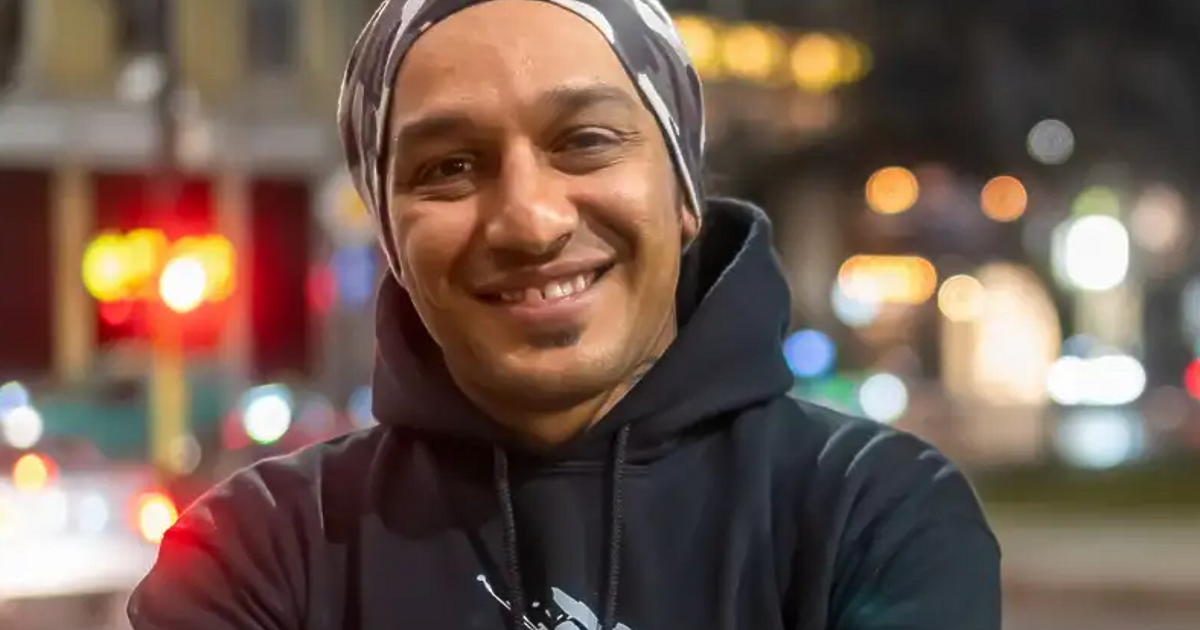 Мехран Давари е роден в Техеран. На 24 години той