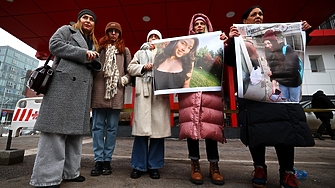 Граждани се събраха в знак на протест пред болница Пирогов