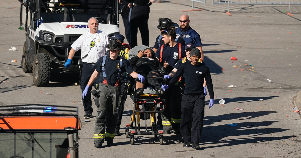 Най-малко един човек е починал, а 21 са ранени -