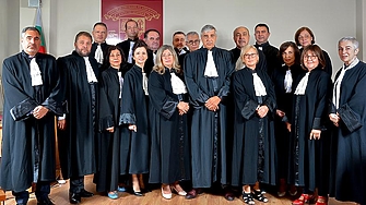 След президента  опозицията в парламента и адвокатски колегии от цялата страна днес