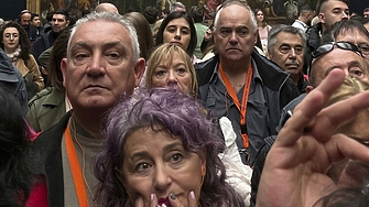 Две жени екологични активистки хвърлиха супа върху бронираното стъкло защитаващо