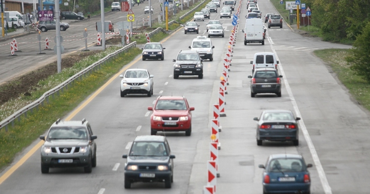 VW Голф свойски пресича през насрещното движение на бул. Цариградско