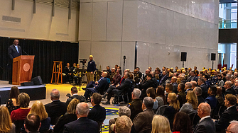 Цивилен от американските военновъздушни сили бе обвинен в разкриване на