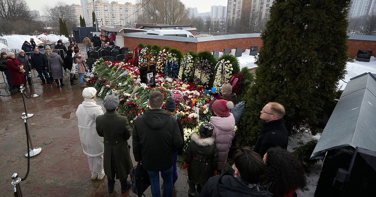 Планини от цветя от хиляди хора ознаменуваха втория ден след