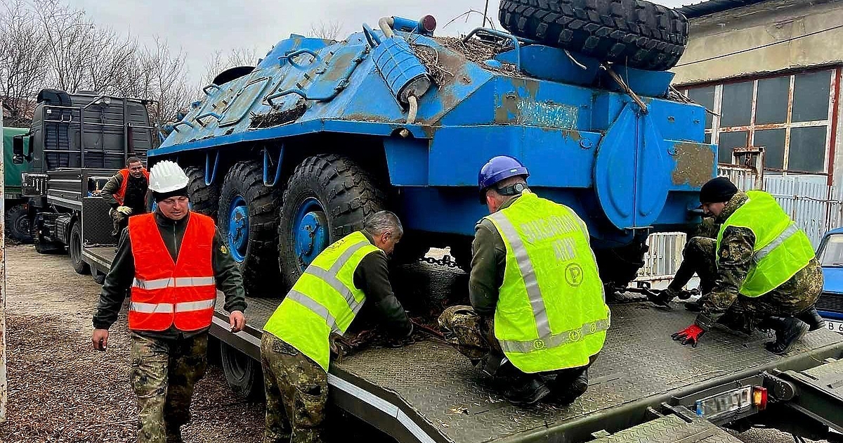Започна извозването на БТР-ите за Украйна, съобщи Нова тв. Първият