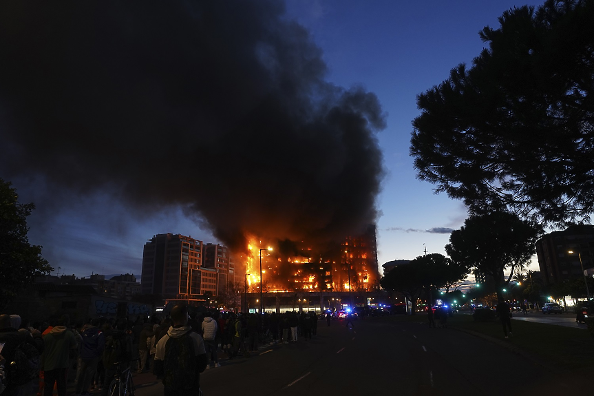 Най-малко четирима загинаха при пожар във Валенсия. Издирват се между 9 и 15 души (ВИДЕО)