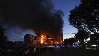 Най малко четири души загинаха и 14 бяха ранени при пожар