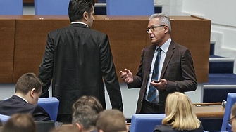 Депутати от ГЕРБ и ДПС защитиха свои колеги от Възраждане