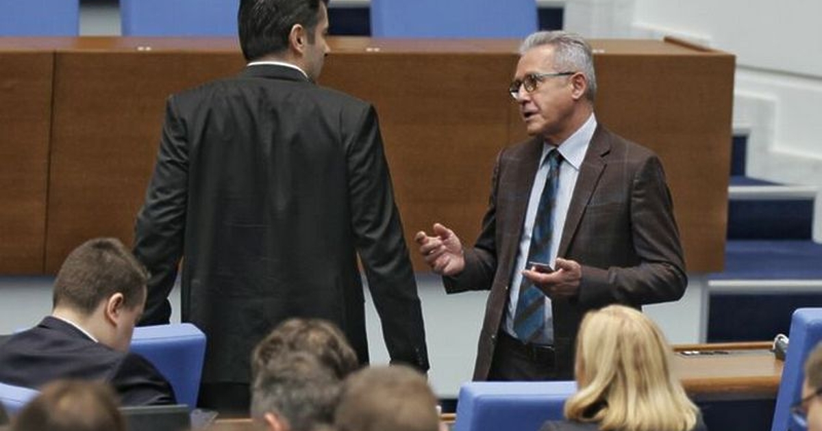 Депутати от ГЕРБ и ДПС защитиха свои колеги от Възраждане,