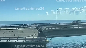 Движението на автомобили временно беше спряно над Кримския мост съобщиха