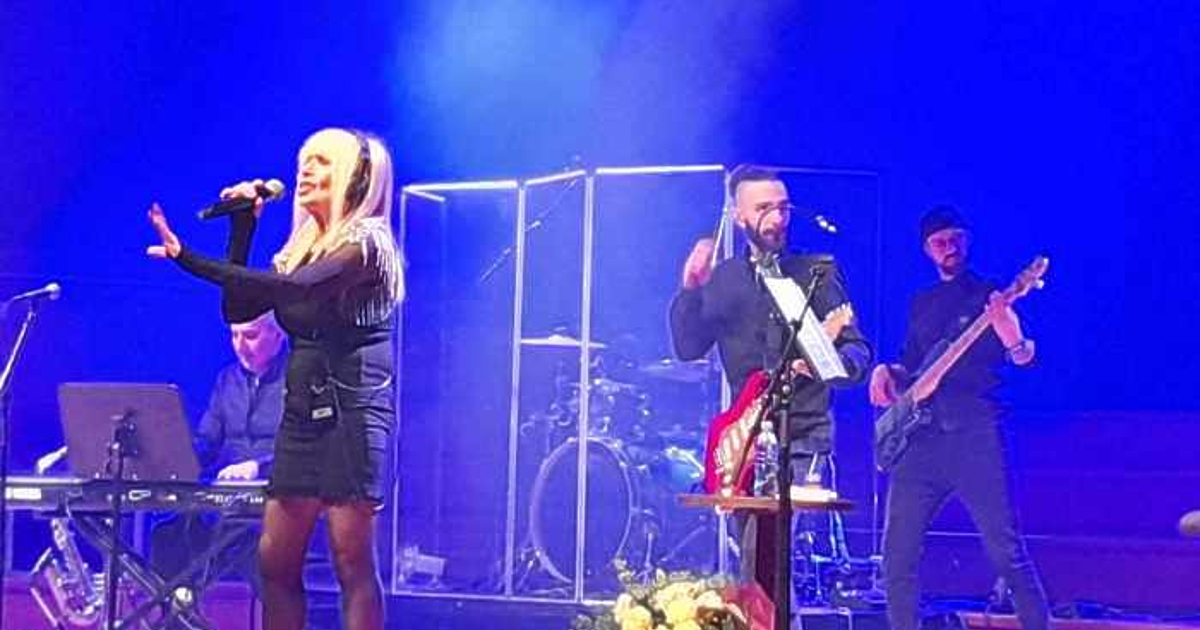 Лили Иванова вдигна препълнената до краен предел зала Студио 4“